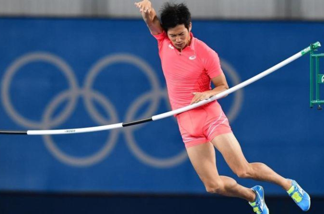 Hiroki Ogita, en el salto en el que no pudo superar el listón.-AFP / FRANCK FIFE