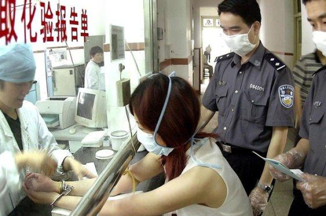 Medidas de seguridad en un hospital durante la epidemia del SARS en China en el 2003.-AFP