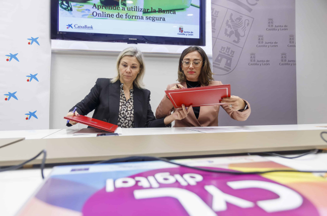La directora territorial de Caixabank, Belén Martín, y la consejera de Movilidad y Transformación Digital, María González, en la firma del convenio. SANTI OTERO