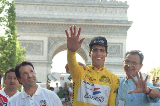 Miguel Induráin, en París, tras ganar el Tour 1995, en compañía de José Miguel Echávarri (izquierda) y Giovanni Pinarello.-REUTERS / PAUL PELISSIER