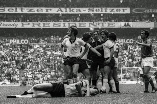 Franz Beckenbauer, tendido en el suelo tras la entrada de Fachetti en la semifinal del Mundial de 1970.-EL PERIÓDICO