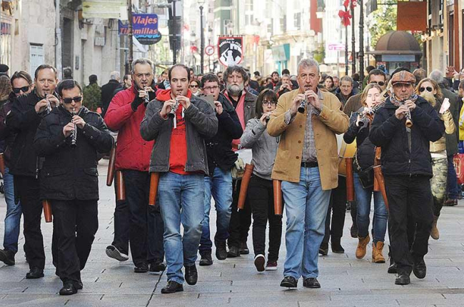 Dulzaineros llegados de distintas partes de España volverán a animar hoy el vermú en el centro.-Israel L. Murillo