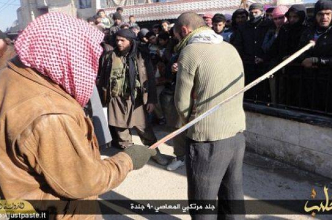Un yihadista antes de comenzar a azotar a uno de los músicos.-Foto: © http://justpaste.it