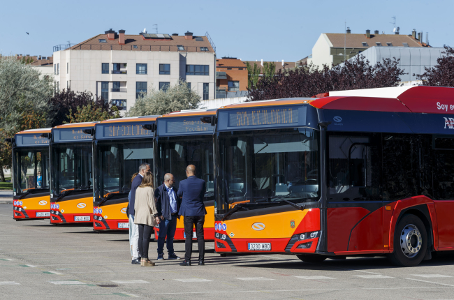 Imagen de nuevos autobuses presentados el pasado mes de septiembre. SANTI OTERO