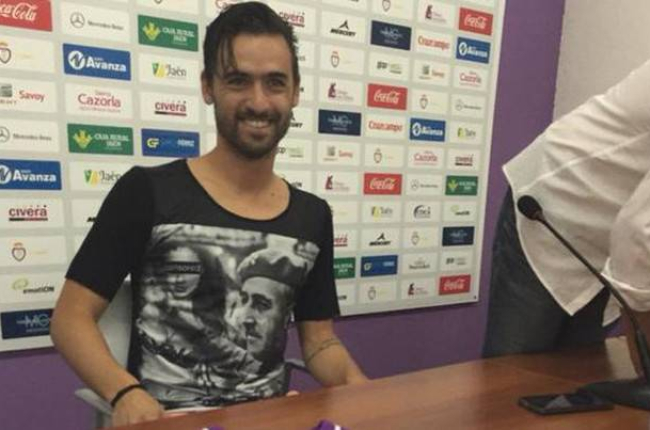 Nuno Silva con la camiseta de Franco en su presentación como nuevo jugador del Real Jáen.-Foto: TWITTER: @La2A_noticias