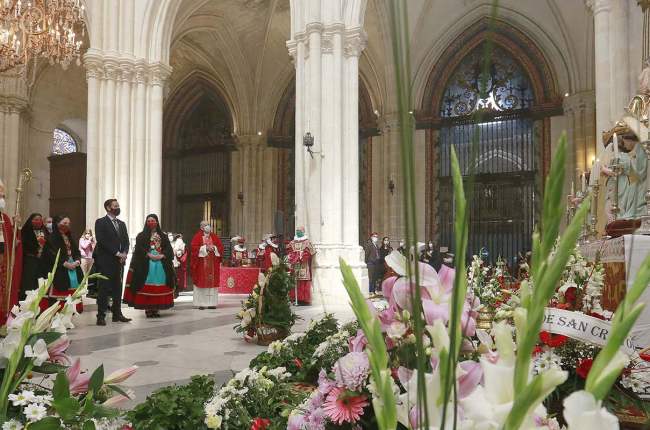 El arzobispo de Burgos, Fidel Herráez, ejerció de anfitrión durante la ofrenda floral a Santa María la Mayor en la Catedral. / RAÚL G. OCHOA