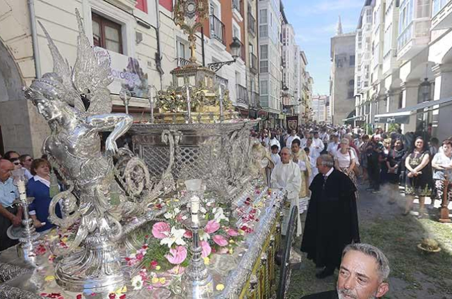 La espectacular carroza sobre la que se coloca la Custodia procesionó por las calles del centro de Burgos.-RAÚL G. OCHOA