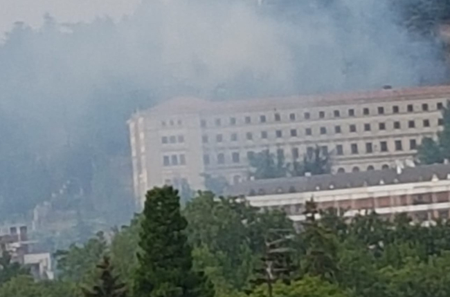 Incendio en el cerro de San Miguel detrás del hotel Abba. ECB