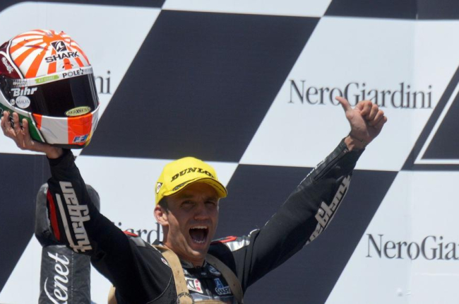 Johann Zarco celebra en el podio de Spielberg su victoria en el GP de Austria en Moto2.-AFP / MICHAL CIZEK