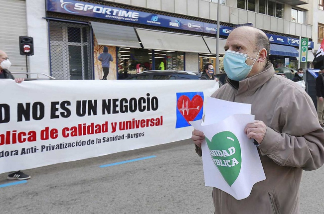 Una manifestación recorrió ayer el centro de Burgos para protestar ante la sede del Sacyl. RAÚL OCHOA