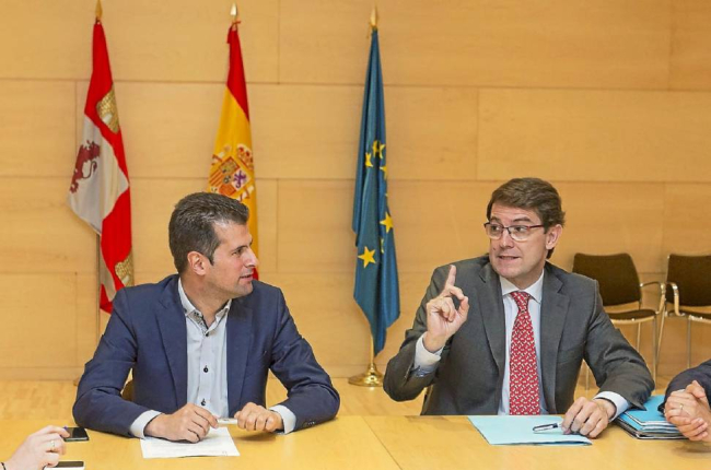 Luis Tudanca y Alfonso Fernández Mañueco. durante la reunión PP-PSOE-Miguel Ángel Santos