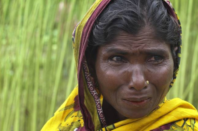 Una mujer bangladesí, emocionada tras saber del histórico acuerdo entre la Índia y Bangladés.-Foto:   AP / ZAKIR HOSSAIN CHOWDHURY