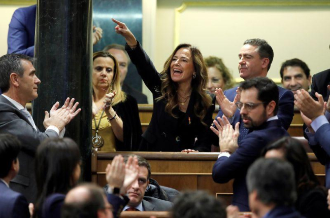 La diputada del PP, Teresa Jiménez Becerril, grita desde su escaño durante una de las intervenciones del candidato a la Presidencia del Gobierno, Pedro Sánchez, en el Congreso.-EFE