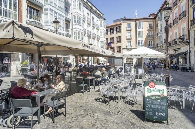 Varias personas disfrutan de las terrazas en la plaza de La Flora. ECB