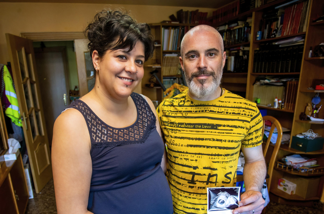 Naira Huertos y su pareja muestran una ecografía de su hija. SANTI OTERO