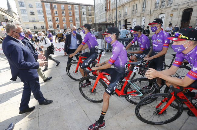 Los corredores del Burgos BH esperan al inicio de la primera etapa de la Vuelta a Burgos. SANTI OTERO