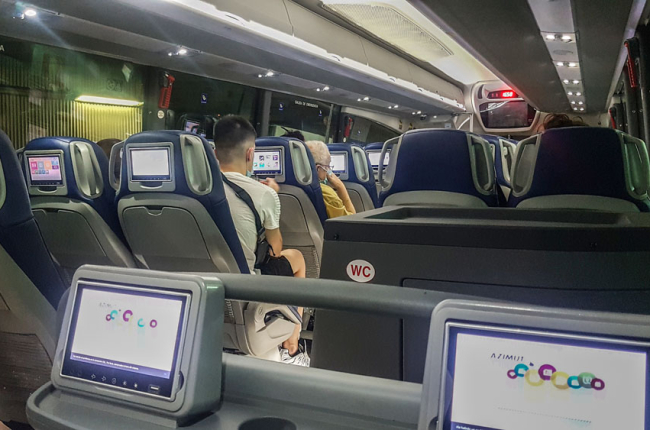 Pasajeros en el interior del autocar en uno de los viajes del trayecto entre Aranda y Madrid. L. V.