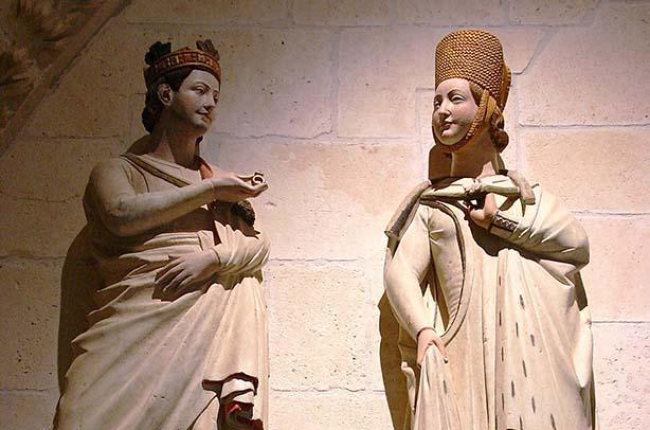 Las dos estatuas de los reyes se encuentran en el Claustro Alto de la Catedral.-ECB