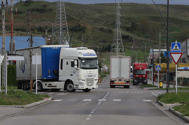 Varios camiones circulan por el polígono industrial de Villalonquéjar. RAÚL G. OCHOA