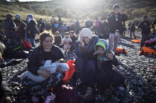 Una familia yazidí de Irak refugiada llora mientras espera un barco que les lleve de Turquía a la isla griega de Lesbos, el 26 de noviembre.-AP / MUHAMMED MUHEISEN
