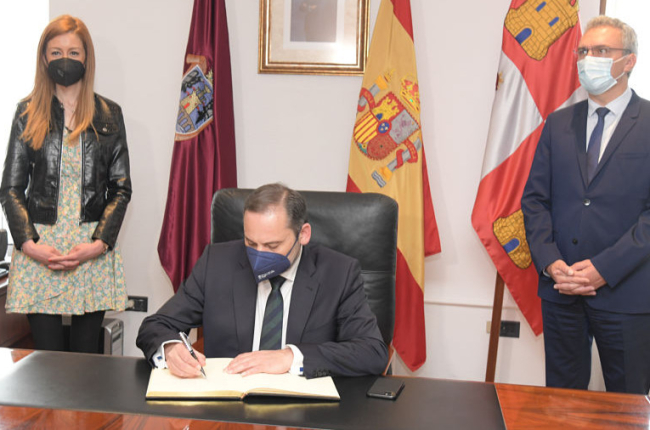 José Luis Ábalos flanqueado por la alcaldesa de Miranda, Aitana Hernando, y el delegado del Gobierno en Castilla y León, Javier Izquierdo. ICAL