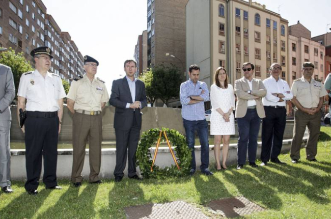 El alcalde y autoridades políticas y militares en el homenaje a las víctimas de ETA.-SANTI OTERO