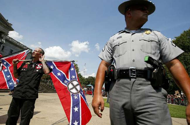 El grupo racista KKK tiene en la bandera confederada uno de sus símbolos.-Foto: REUTERS