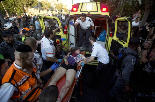 Los médicos, atiendendiendo a uno de los manifestantes heridos en el desfile del Orgullo Gay en Jerusalén el pasado jueves.-Foto:   AP / SEBASTIAN SCHEINER