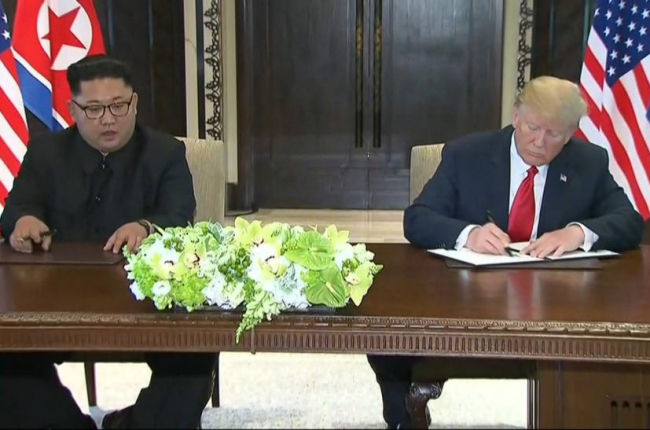 Kim Jong-un y Trump firman una declaración conjunta tras la reunión en Singapu-AP