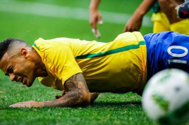 Neymar se queja en el suelo tras una entrada.-EFE / FERNANDO BIZERRA JR.