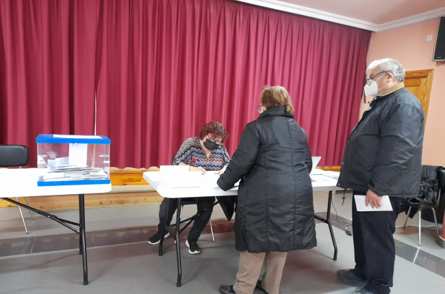 Un momento de la votación celebrada en Castrillo de la Vega. ECB.
