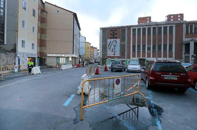 La limitación del aparcamiento en la calle Hortelanos comenzó ayer.-RAÚL G. OCHOA