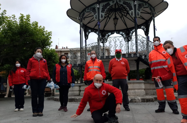 Voluntarios de Cruz Roja han repartido mascarillas en Briviesca este fin de semana.