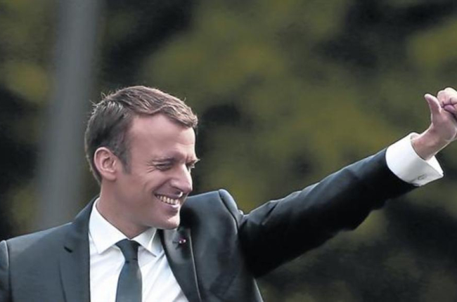 Macron saluda el día de su toma de posesión, el pasado 14 de mayo-AFP / CHARLY TREBALLEAU