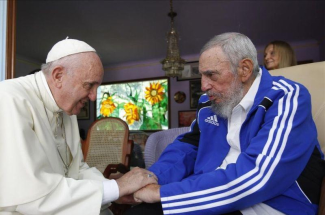 El Papa Francisco con Fidel Castro en La Habana, en septiembre del 2015.-AP / ALEX CASTRO