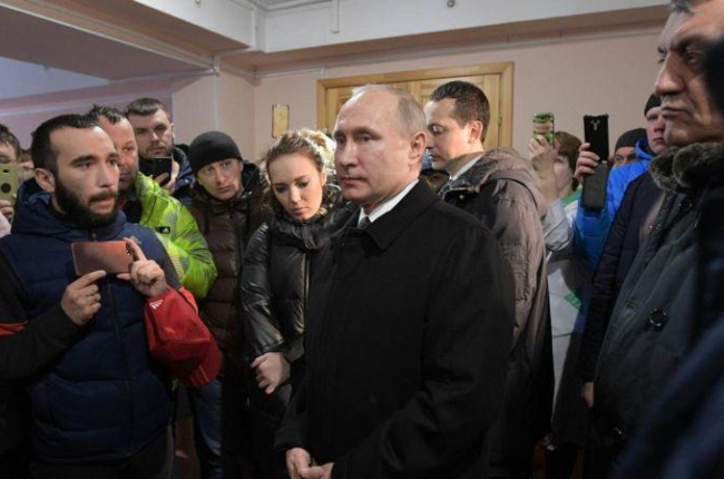 Putin (centro) conversa con residentes y familiares de las víctimas del incendio del centro comercial, en Kémerovo, el 27 de marzo.-EFE / ALEXEI DRUZHININ
