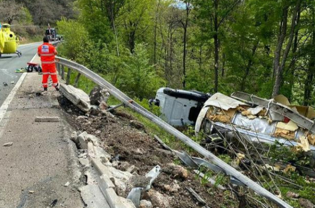 El camión siniestrado en la N-120, a la altura de Arlanzón, ha caído por un terraplén de cuatro metros. 112