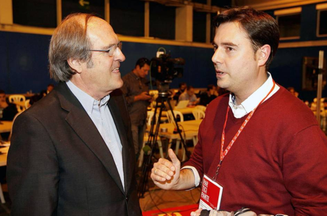 De la Rosa con el candidato por Madrid, Ángel Gabilondo, ayer en la Conferencia Municipal del PSOE.-ICAL