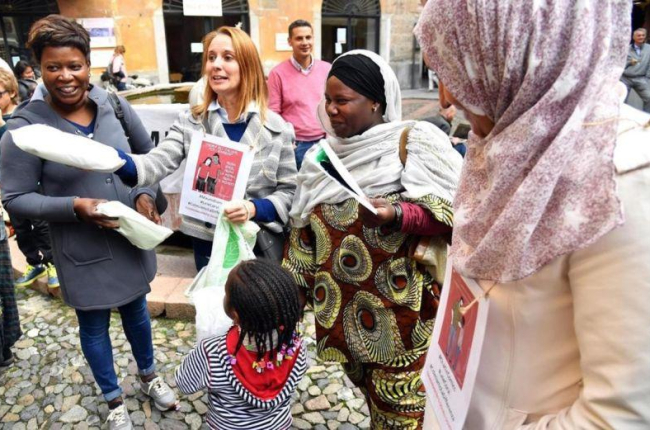 Varios inmigrantes participan en una protesta contra las medidas discriminatorias en la localidad italiana de Lodi.-DANIEL DAL ZENNARO (EFE)