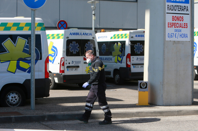 Ambulancias aparcadas en el parking deUrgencias-Radioterapia del HUBU. RAÚL OCHOA