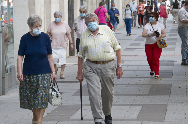 Varias personas caminan por la calle haciendo uso de las mascarillas. ECB