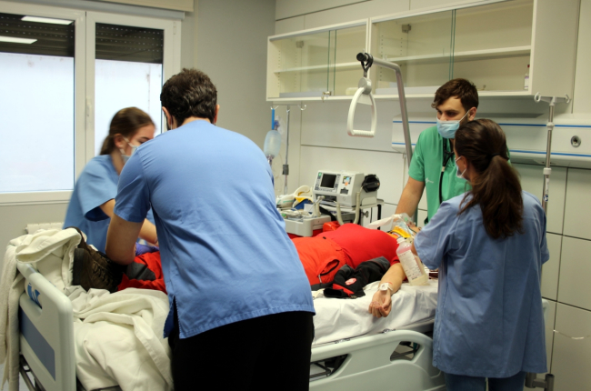 El alumnado de enfermería se enfrenta a un simulacro para reforzar su formación.