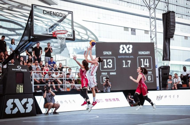 Galerón lanza a canasta en la última acción de los cuartos de final que enfrentó a España conHungría, ayer, en China. FIBA-FIBA