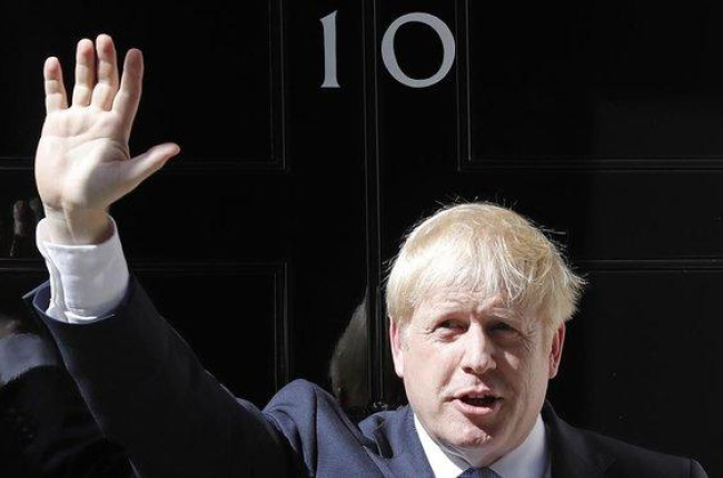 El nuevo primer ministro británico, Boris Johnson, saluda en la puerta del 10 de Downing Street, este miércoles.-FRANK AUGSTEIN (AP)