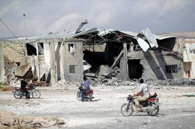 Destrozos causados por los bombardeos rusos en las afueras de la ciudad siria de Idlib.-REUTERS / KHALIL ASHAWI