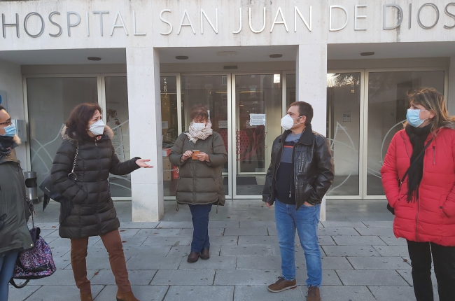 Miembros del comité de empresa y representantes del PSOE frente al hospital San Juan de Dios. ECB