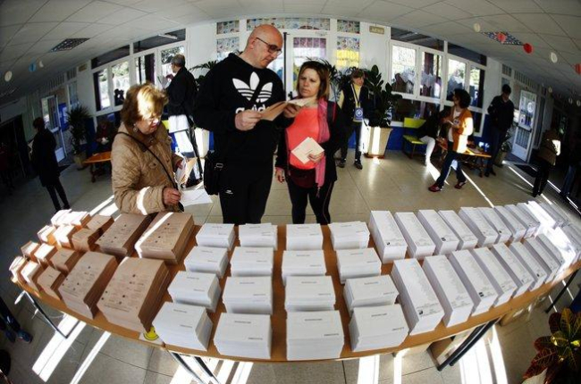Votantes, en el colegio público Pinar del Rey de Madrid, el pasado 28 de abril.-EFE