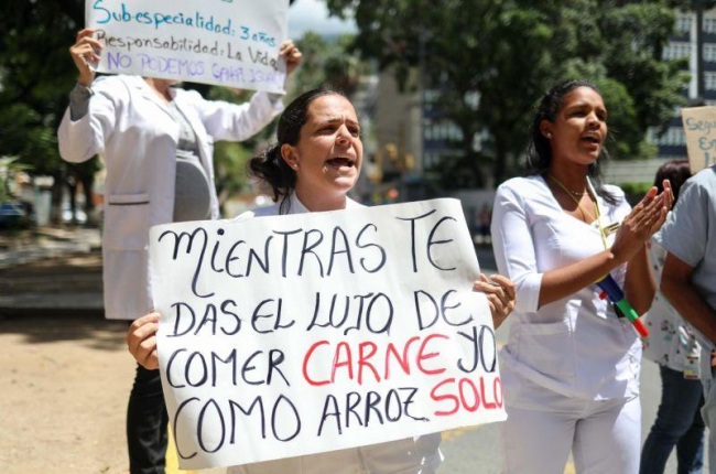 ientos de trabajadores venezolanos protestaron hoy en Caracas y otras ciudades de Venezuela contra las medidas economicas aplicadas por el jefe de Estado Nicolas Maduro principalmente por la unificacion salarial de facto que afecta a millones de empleados-CRISTIAN HERNANDEZ (EFE)