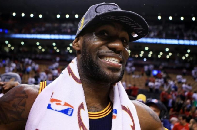 Lebron James durante la celebración del título de la NBA conseguido esta pasada campaña.-VAUGHN RIDLEY / AFP