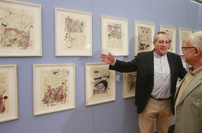 Adolfo Alonso Ares conversa con Gonzalo Santonja ante varias de las ilustraciones que componen esta exposición.-RAÚL OCHOA